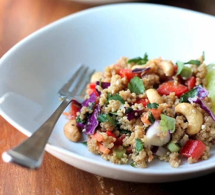 Киноа блюда фото Crunchy quinoa cashew salad with Thai "peanut" dressing (vegan, gluten-free) For