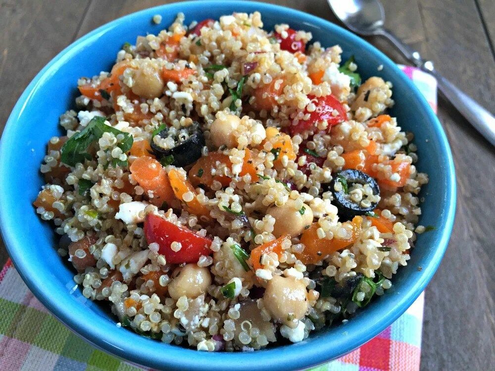 Киноа крупа рецепты приготовления гарнира с фото greek quinoa salad with feta Greek quinoa salad, Greek salad recipes, Healthy ap