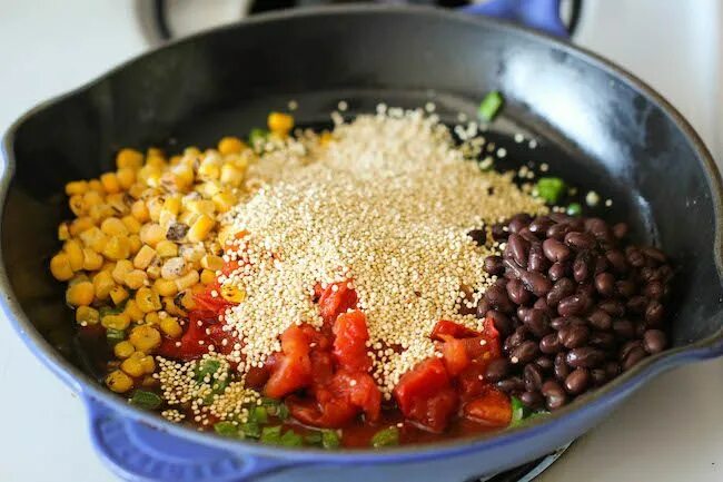 Киноа крупа рецепты приготовления гарнира с фото One Pan Mexican Quinoa - Damn Delicious Recipe Vegetarian recipes, Recipes, Heal