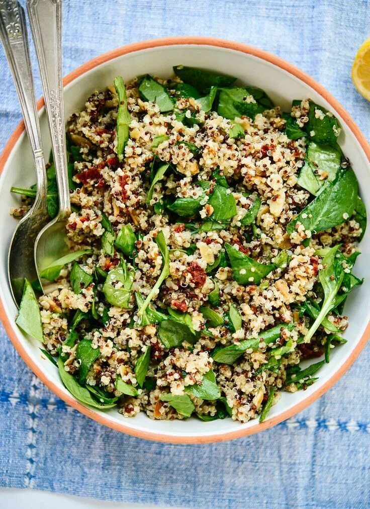 Киноа крупа рецепты приготовления с фото Sun-Dried Tomato, Spinach and Quinoa Salad Recipe Quinoa salad recipes, Salad re