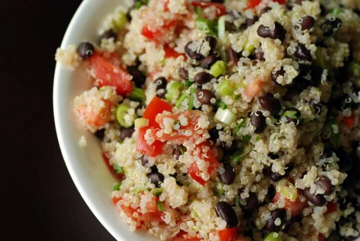 Киноа рецепты приготовления с фото Black Bean and Tomato Quinoa Salad Salad recipes healthy lunch, Bean recipes, Sa