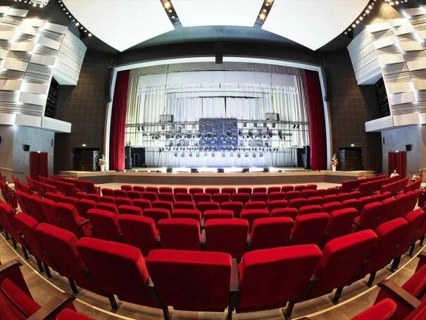 Киноконцертный зал фото DTS installs its mobile lighting systems in the auditorium of the Penza Concert 