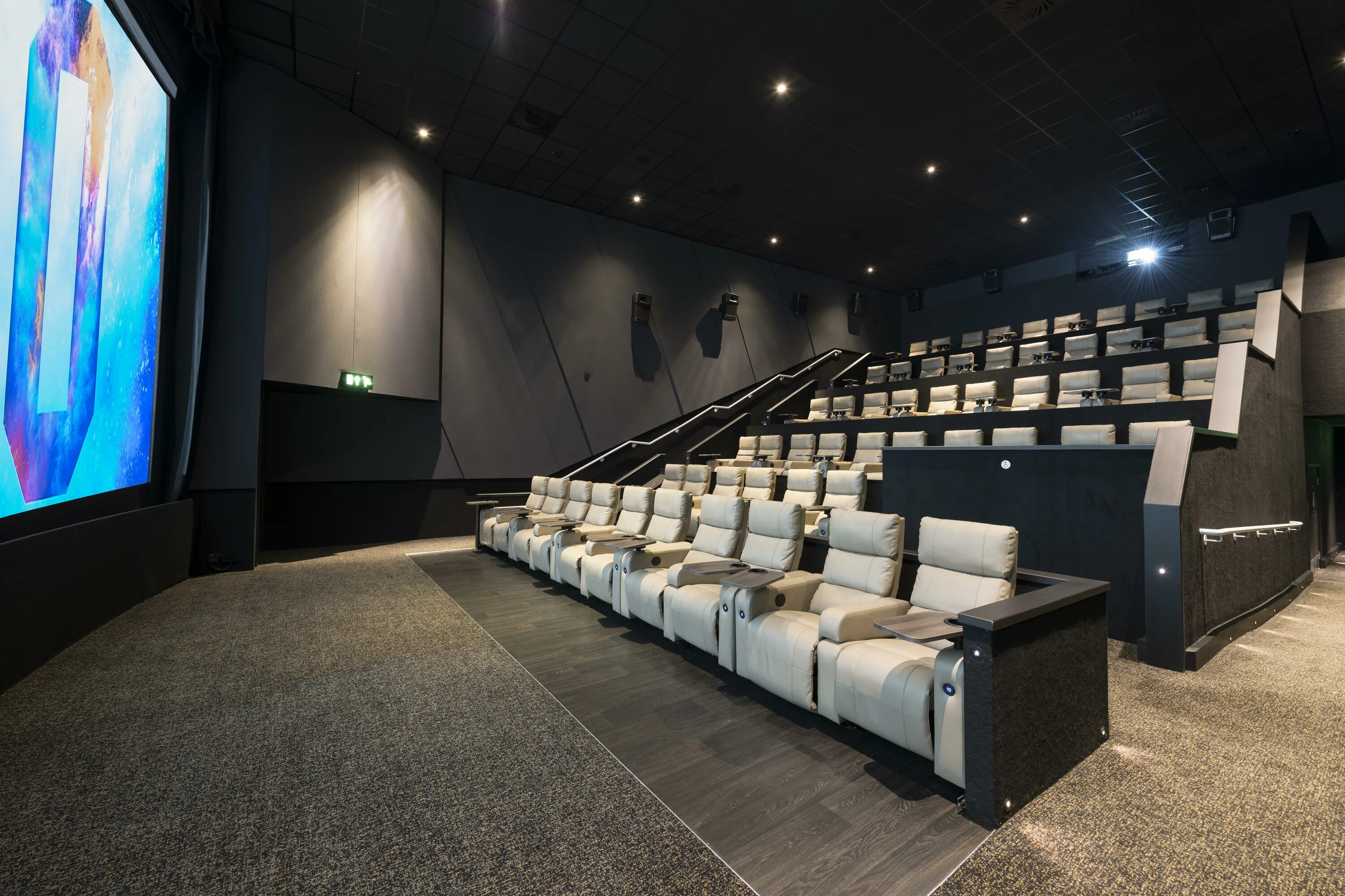 Киномакс залы фото Фото: Odeon Luxe Birmingham Broadway Plaza, кофейня, Англия, Бирмингем, город Би