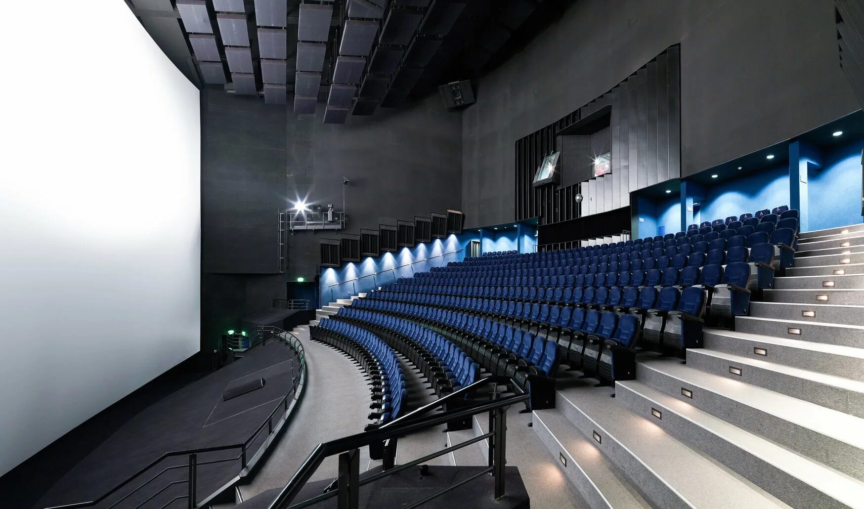 Кинотеатр большой зал фото Filmtheatre at the Swiss Museum of Transport Lucerne Festival