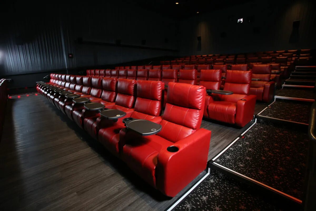 Кинотеатр большой залы фото Movies on the marquee, risotto on the menu at Bow Tie Cinemas - Westfair Communi