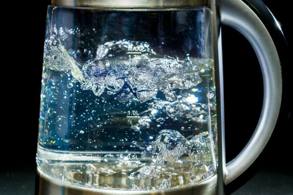 Кипячение воды фото Почему в чайнике образуется налёт после умягчения воды при кипячении?