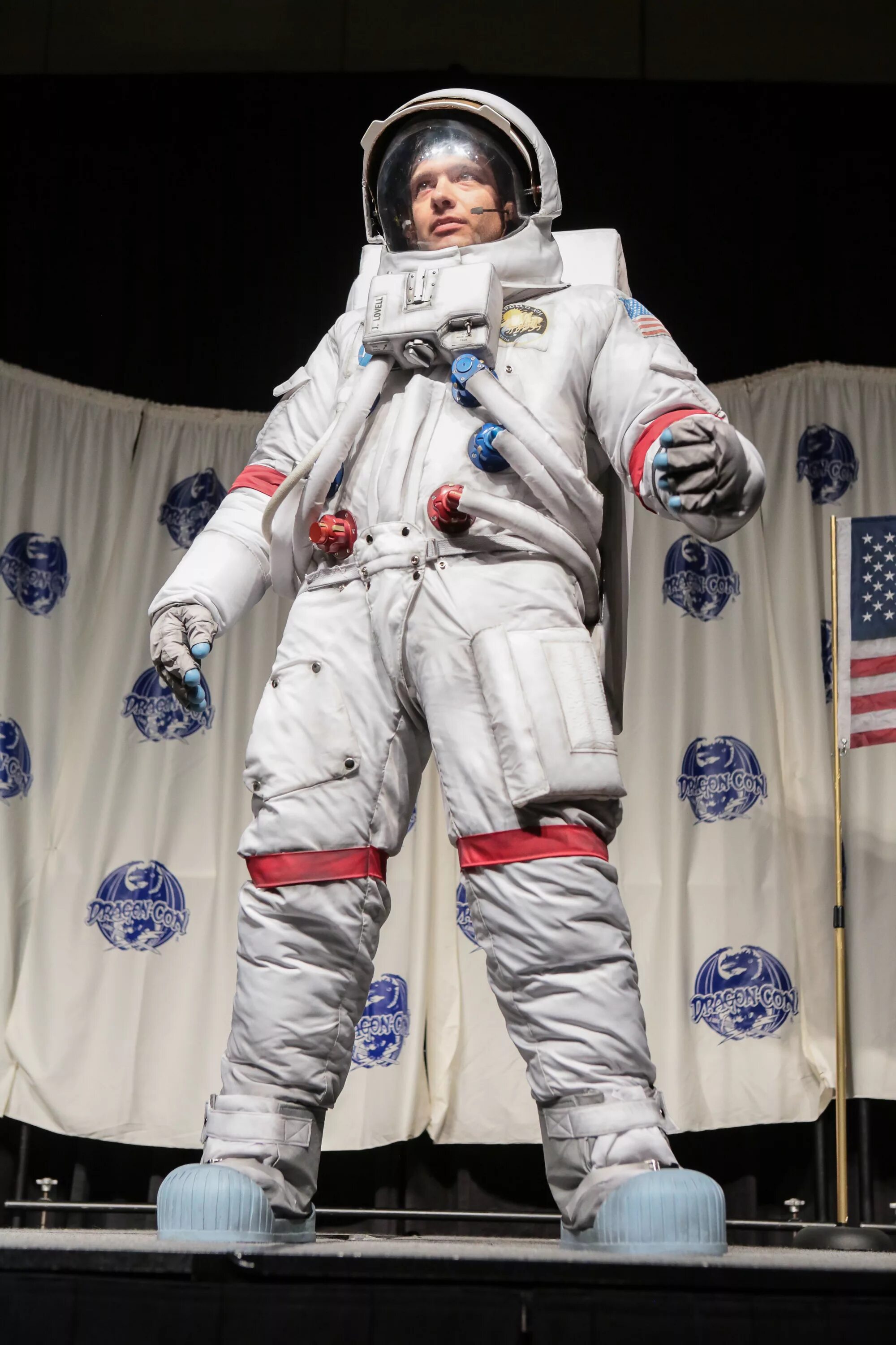 Костюм космонавта фото настоящие Historically accurate astronaut Apollo 13 costume at DRAGON*CON 2013 Space suit,
