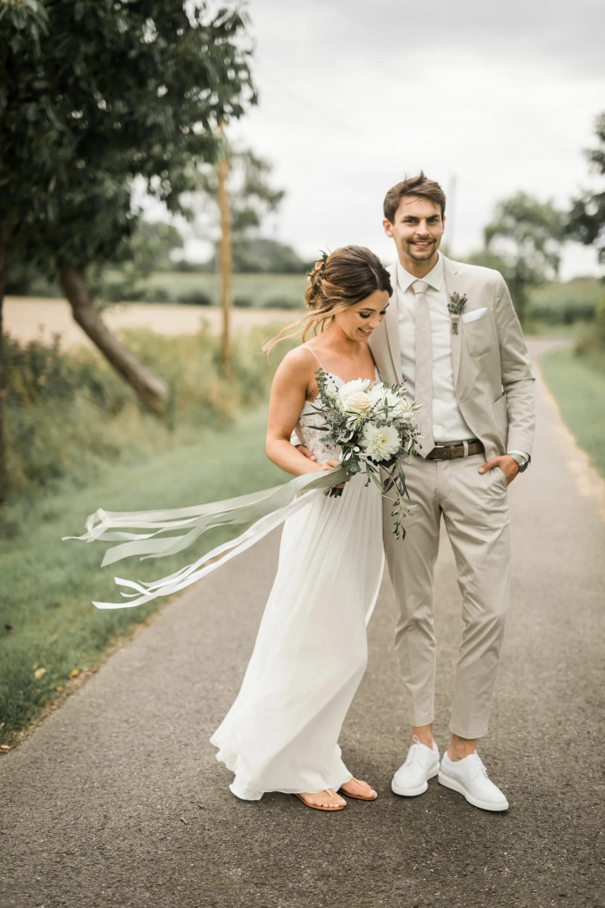 Костюм мужской стиль бохо на свадьбу Beiger Bräutigamanzug mit 7/8 Hose und Sneakers im Boho Stil Hochzeit bräutigam 
