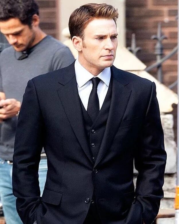 Костюм прическа He's just casually standing there in a suit not knowing how many of us find it d