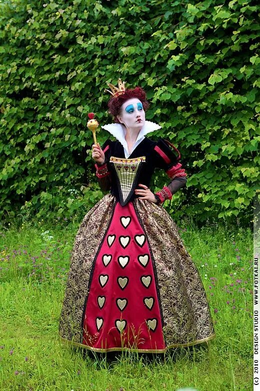 Костюм сказки фото Red queen costume, Queen costume, Santa claus costume