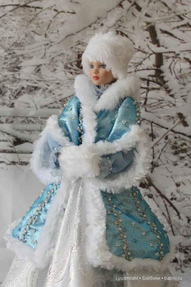 Костюм снегурочки для куклы своими руками фото Шьем для Barbie Fashionistas и др кукол. Christmas barbie, Dolls clothes diy