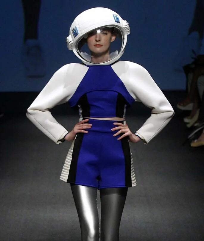 Костюм в стиле космос женский Back to Space Age, un bond dans une autre galaxie. Space fashion, Space outfit, 