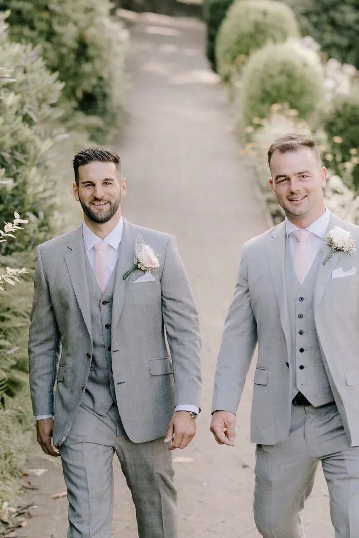 Костюмы на свадьбе фото Give a gift Wedding inspo in 2019 Groomsmen grey, Grey suit wedding, Groomsmen a