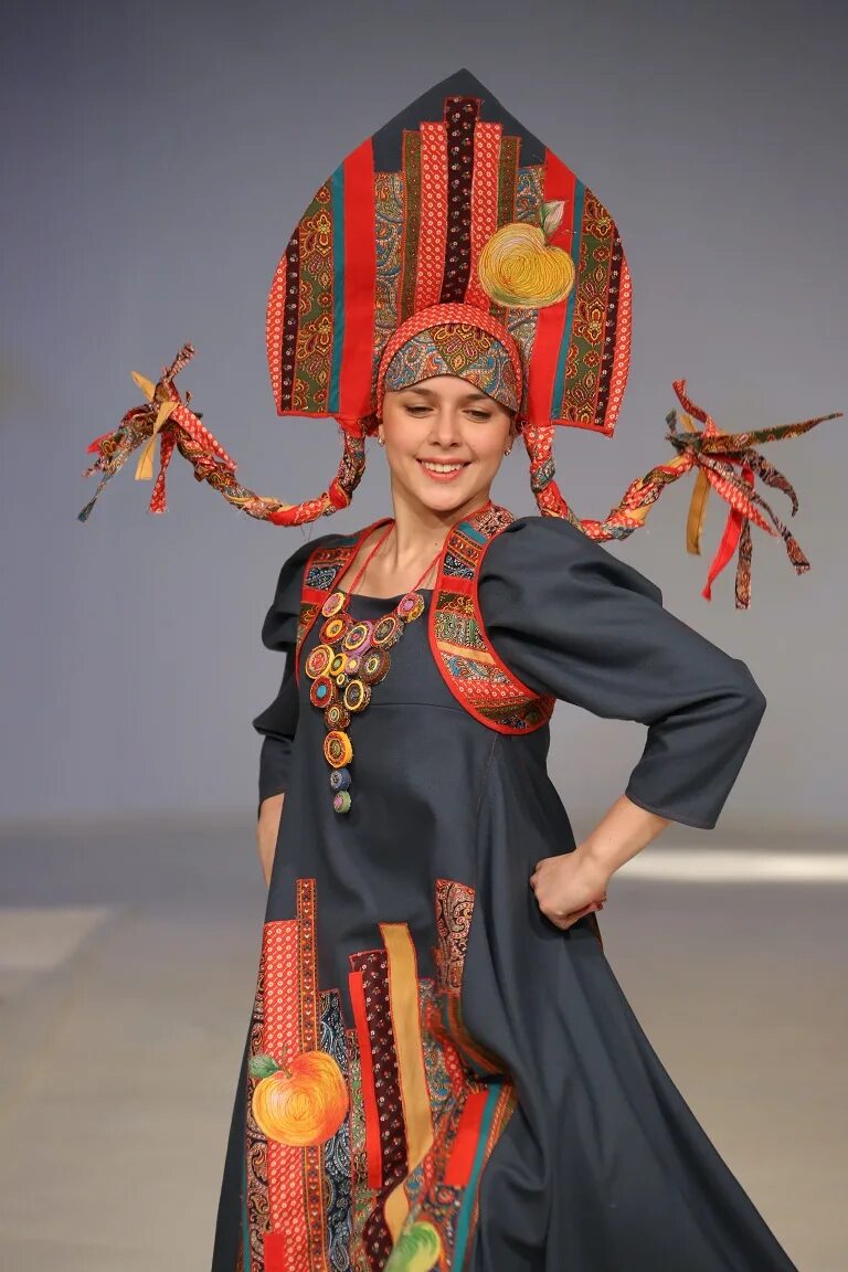 Костюмы женские в народном стиле XX Национальный конкурс театров моды в Доме моделей В.Зайцева