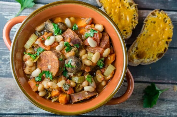 Косуле блюдо рецепт с фото This Slow Cooker Cassoulet recipe creates a gourmet stew with smoked meats, hear