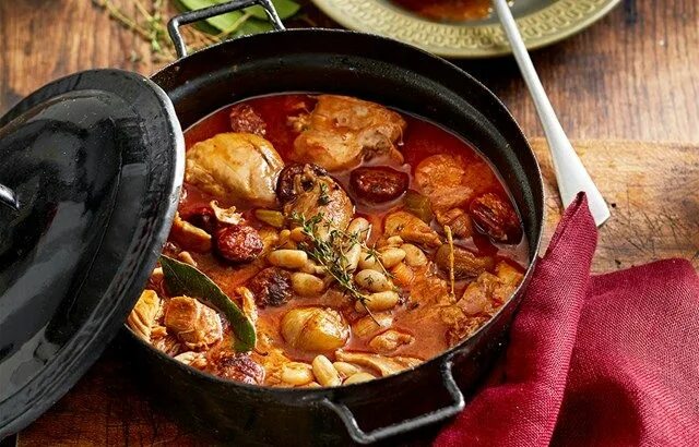Косуле блюдо рецепт с фото Chicken, chorizo and bean cassoulet Recipe Chicken recipes casserole, Cassoulet,