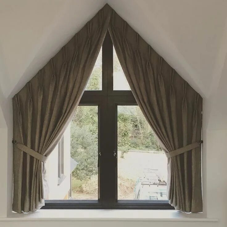Косые окна фото домов Denton Drapes on Twitter Window curtain designs, Big bedrooms, Curtain designs