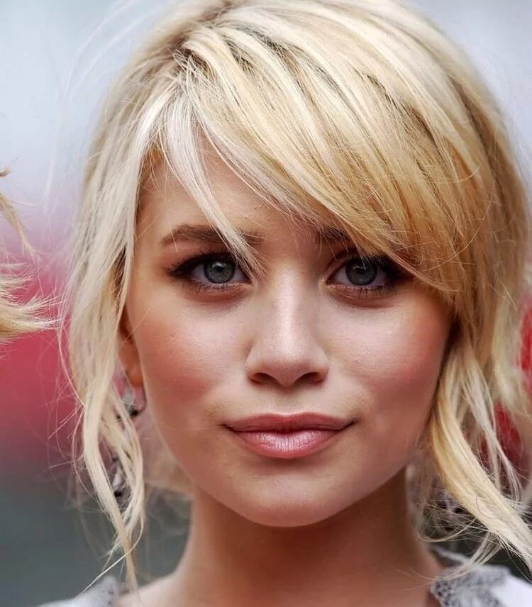 Косые стрижки на средние волосы фото Pony Frisur mit Seitenscheitel und lässiger Pferdeschwanz Long hair with bangs, 