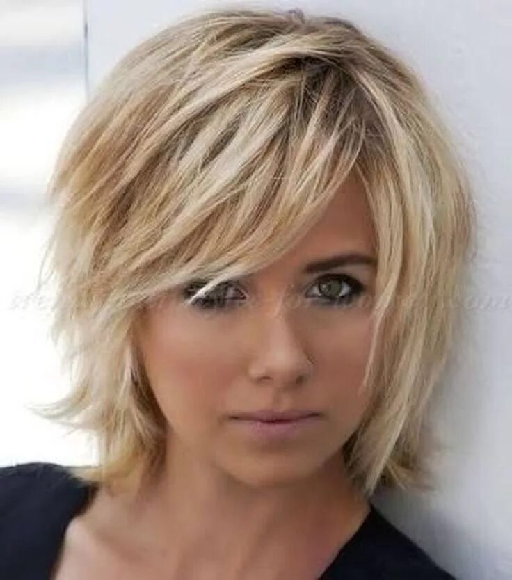 Косые стрижки на среднюю длину волос Cute Layered Bob Hairstyles Ideas27 - ADDICFASHION Short hair styles, Bob hairst
