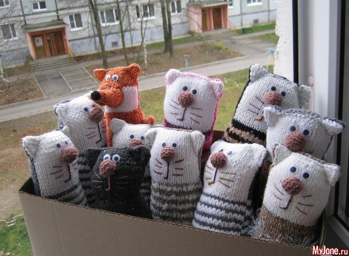 Кот батон вязаный крючком со схемами Коробка вязаных котов (и рыжий лис).: Группа Игрушки своими руками.