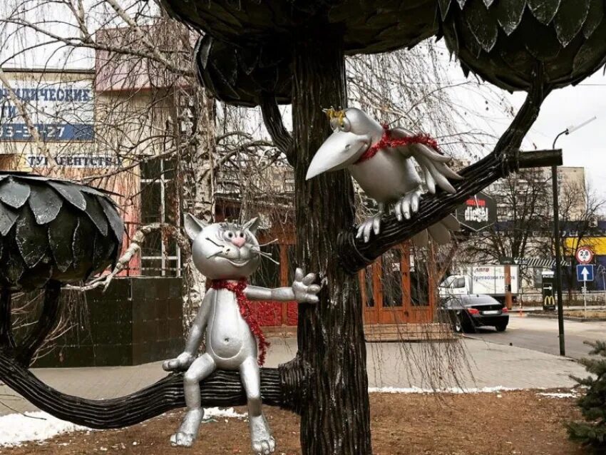Кот лизюкова воронеж фото Памятник Котенку с улицы Лизюкова в Воронеже приодели к Новому году