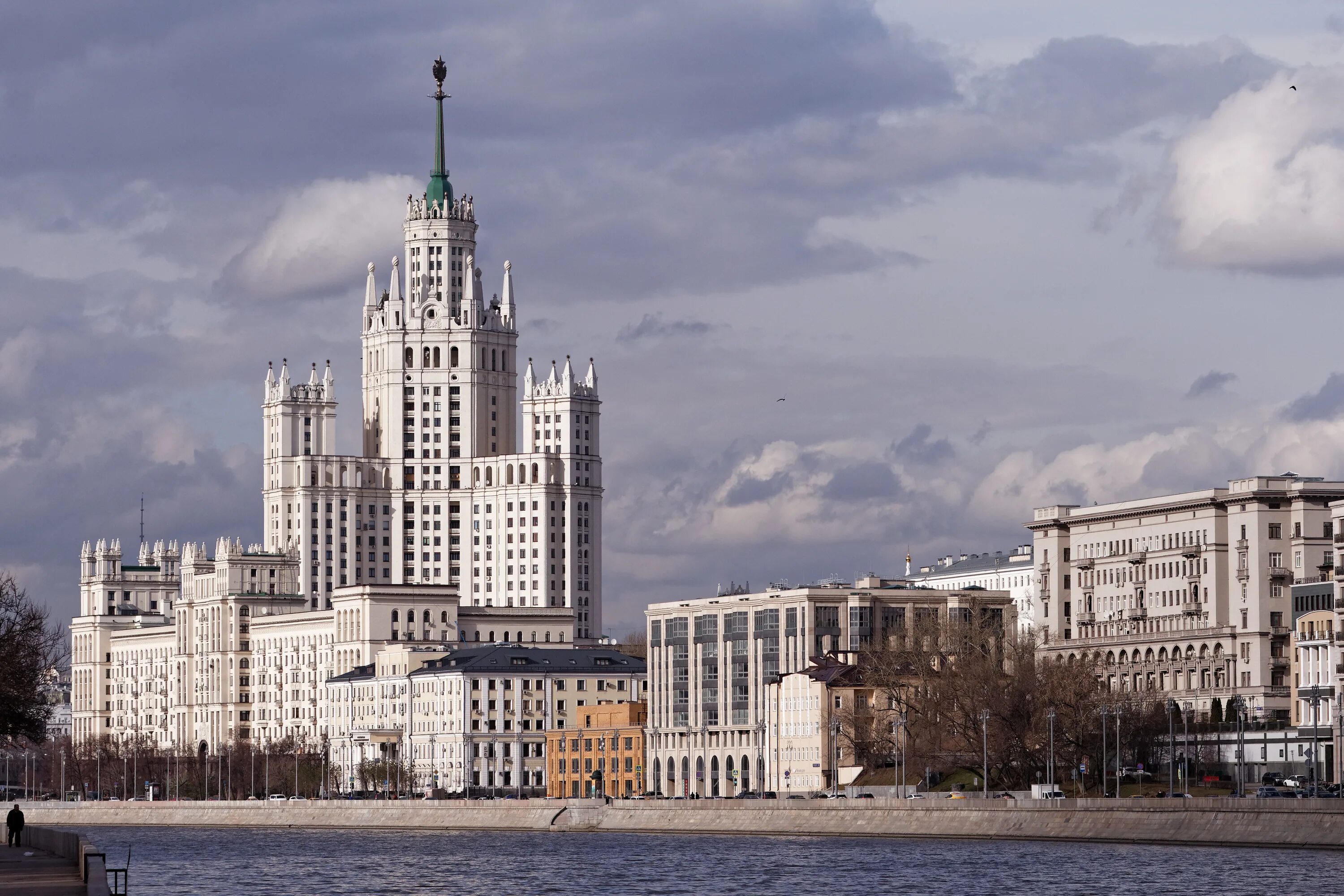 Котельническая набережная фото File:Moscow, Kotelnicheskaya Embankment, March 2020.jpg - Wikimedia Commons