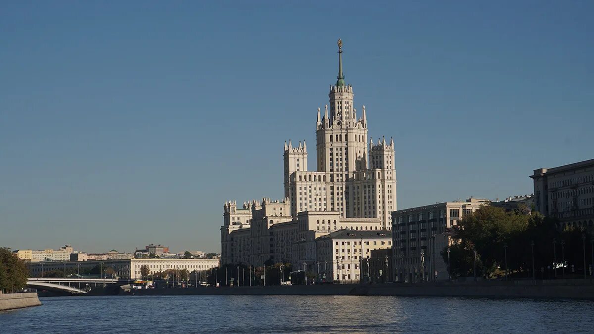Котельническая набережная фото Высотку на Котельнической набережной промыли после зимы