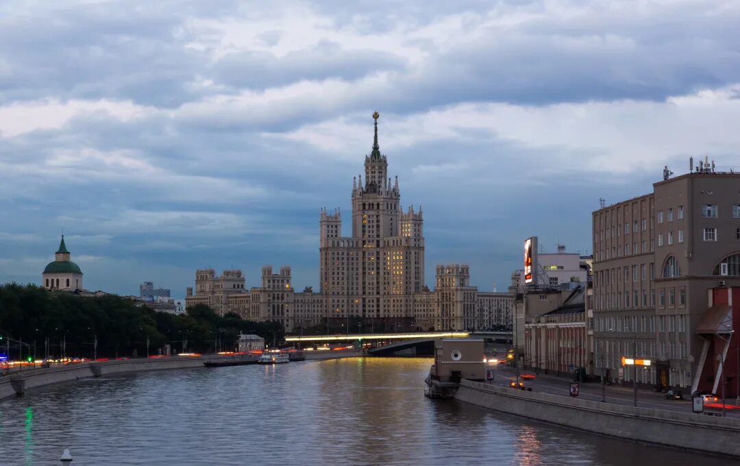 Котельническая набережная фото Stalin skyscraper on Kotelnicheskaya embankment - evening and night