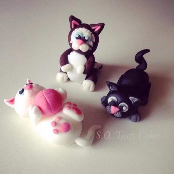 Котенок из пластилина фото how to make cat from fondant - Αναζήτηση Google Fondant cat, Cake decorating wit