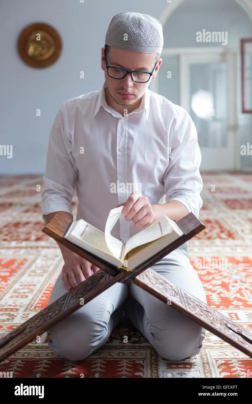 Котик читает коран фото Reading quran hi-res stock photography and images - Alamy
