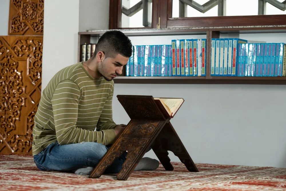 Котик читает коран фото How Youth Can Connect with the Quran and Ahl-al-Bayt (pbut) - IMAM-US.org