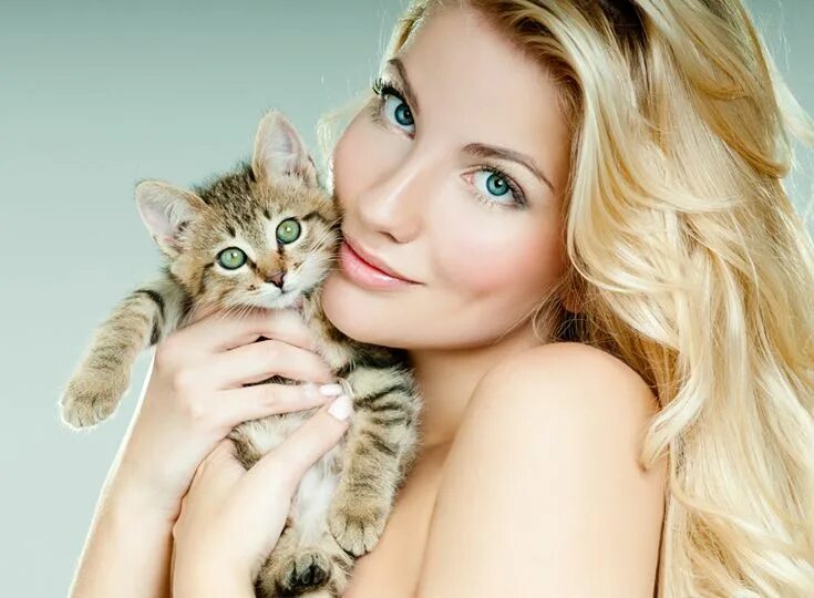 Котики девушки фото Desktop Wallpapers Cute kitty cat Blonde girl Face Beautiful Fingers Cats, Happy