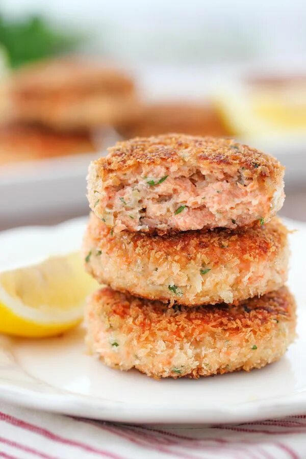 Котлеты с форели рецепт фото How To Make Salmon Patties (VIDEO) Recipe Salmon cakes recipe, Salmon cakes, Sal