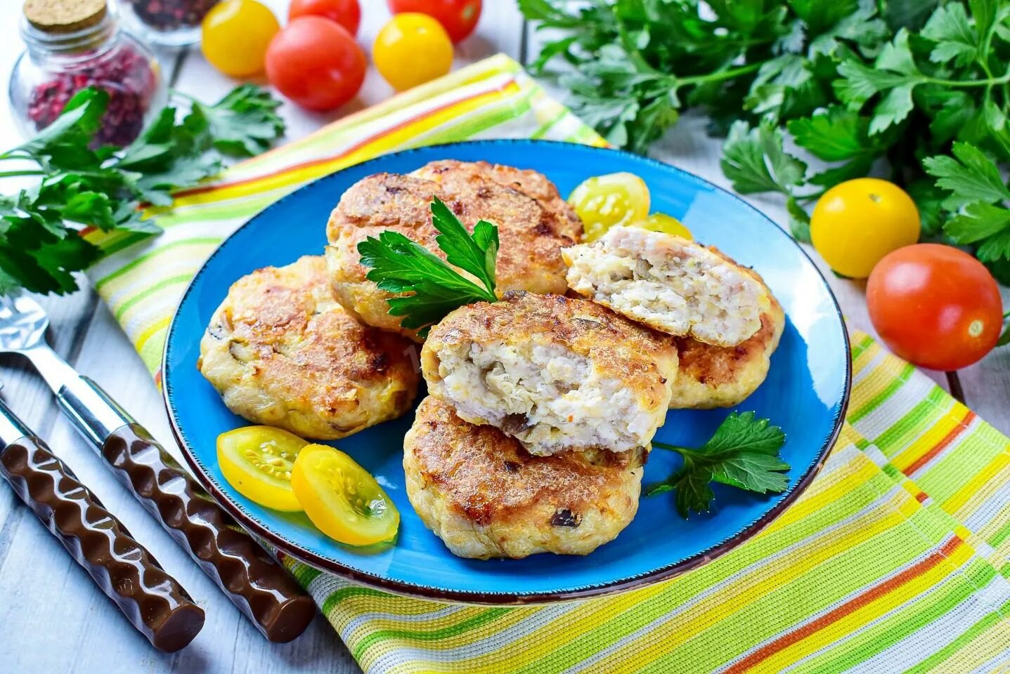 Котлеты с грибами фото Котлеты с грибами и сыром в духовке куриные рецепт с фото пошагово - 1000.menu