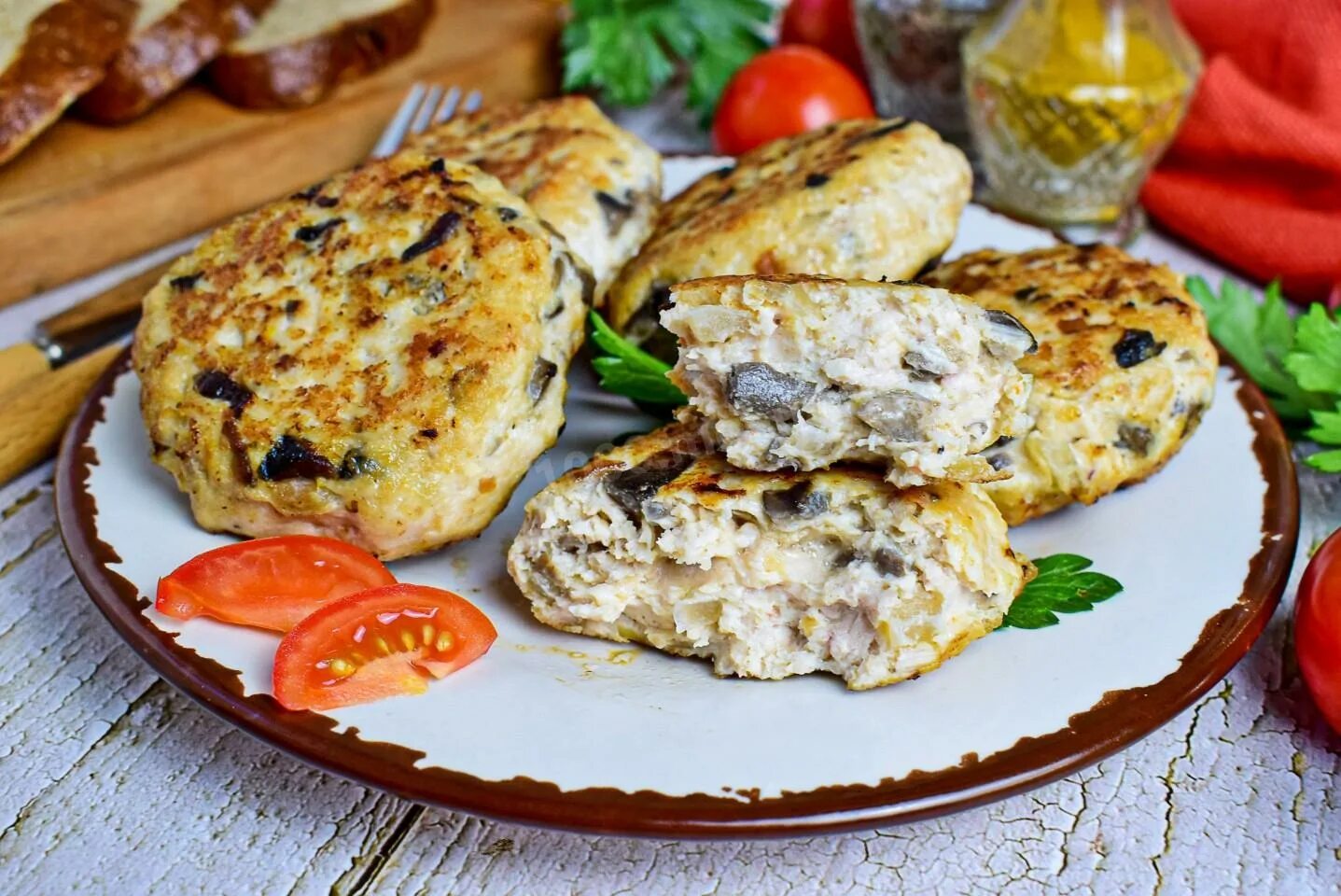Котлеты с грибами фото Котлеты куриные с грибами рецепт с фото пошагово - 1000.menu