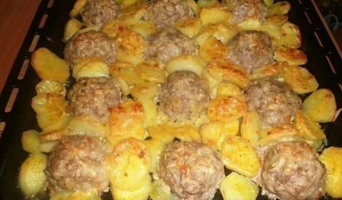 Котлеты с картошкой в духовке фото Почему я сама не догадалась ТАК приготовить? Мясные "ёжики" с картошкой под сыро