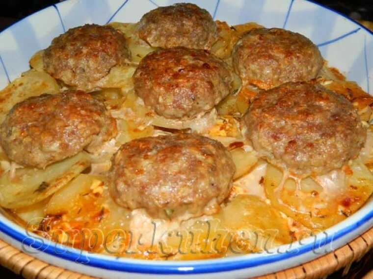 Котлеты с картошкой в духовке фото Котлеты из фарша в духовке с картошкой CoffMachines.ru
