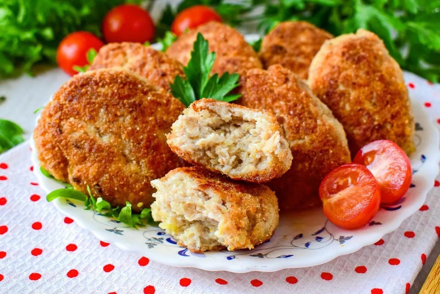Котлеты с куриного фарша фото Котлеты из куриного и свиного фарша рецепт с фото пошагово - 1000.menu