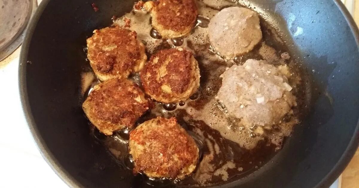 Котлеты с подливкой на сковороде фото Котлетки рыбные с подливкой и пюрешкой - покроковий рецепт з фото. Автор рецепта
