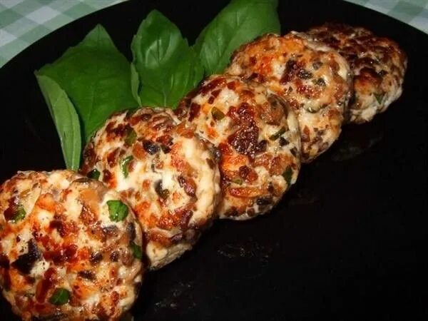 Котлеты с шампиньонами рецепт с фото Котлеты из курицы с грибами и базиликом Рецепт Идеи для блюд, Куриные котлеты, Е