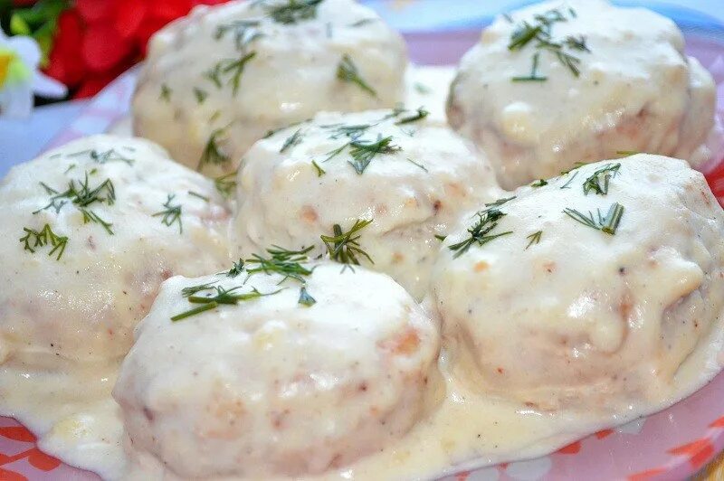 Котлеты с соусом рецепт с фото Тефтели куриные в сливочном соусе Доставка обедов по Москве компания Сладим