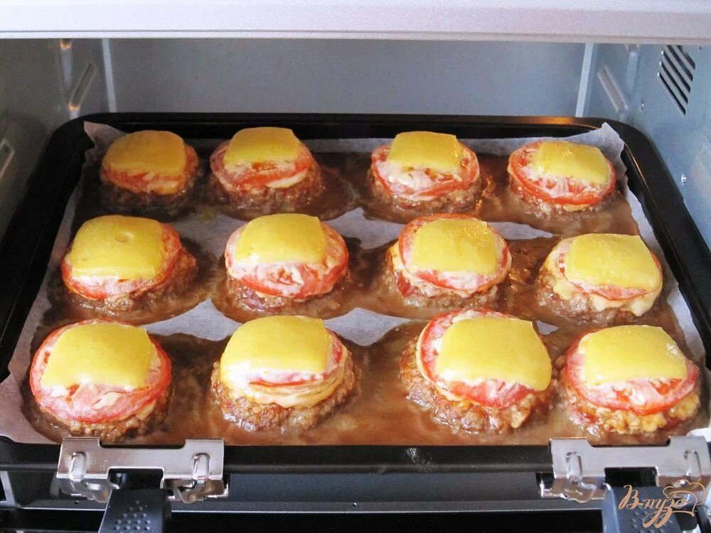Котлеты с сыром в духовке фото Запеченные котлеты с помидорами и сыром - рецепты с фото на vpuzo.com