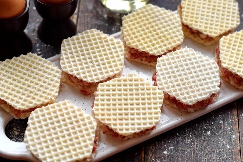 Котлеты с вафельными коржами с фото Картинки МЯСО В ВАФЕЛЬНИЦЕ