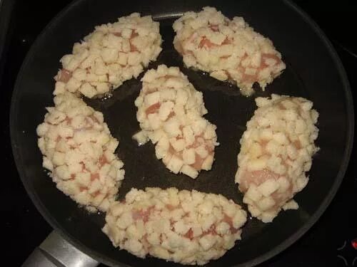 Котлеты в хлебных кубиках рецепт с фото Как приготовить из филе курицы котлеты порезанный на кусочки - 93 фото