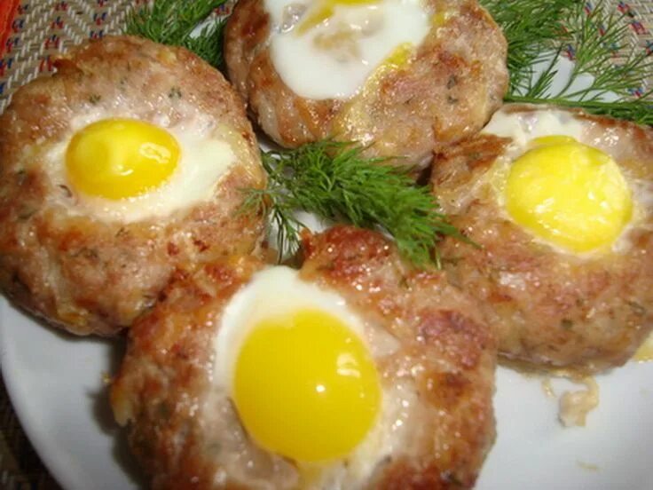 Котлеты внутри яйцо рецепт с фото Вкуснейший шницель с яйцом в 2023 г Еда, Идеи для блюд, Рецепты приготовления