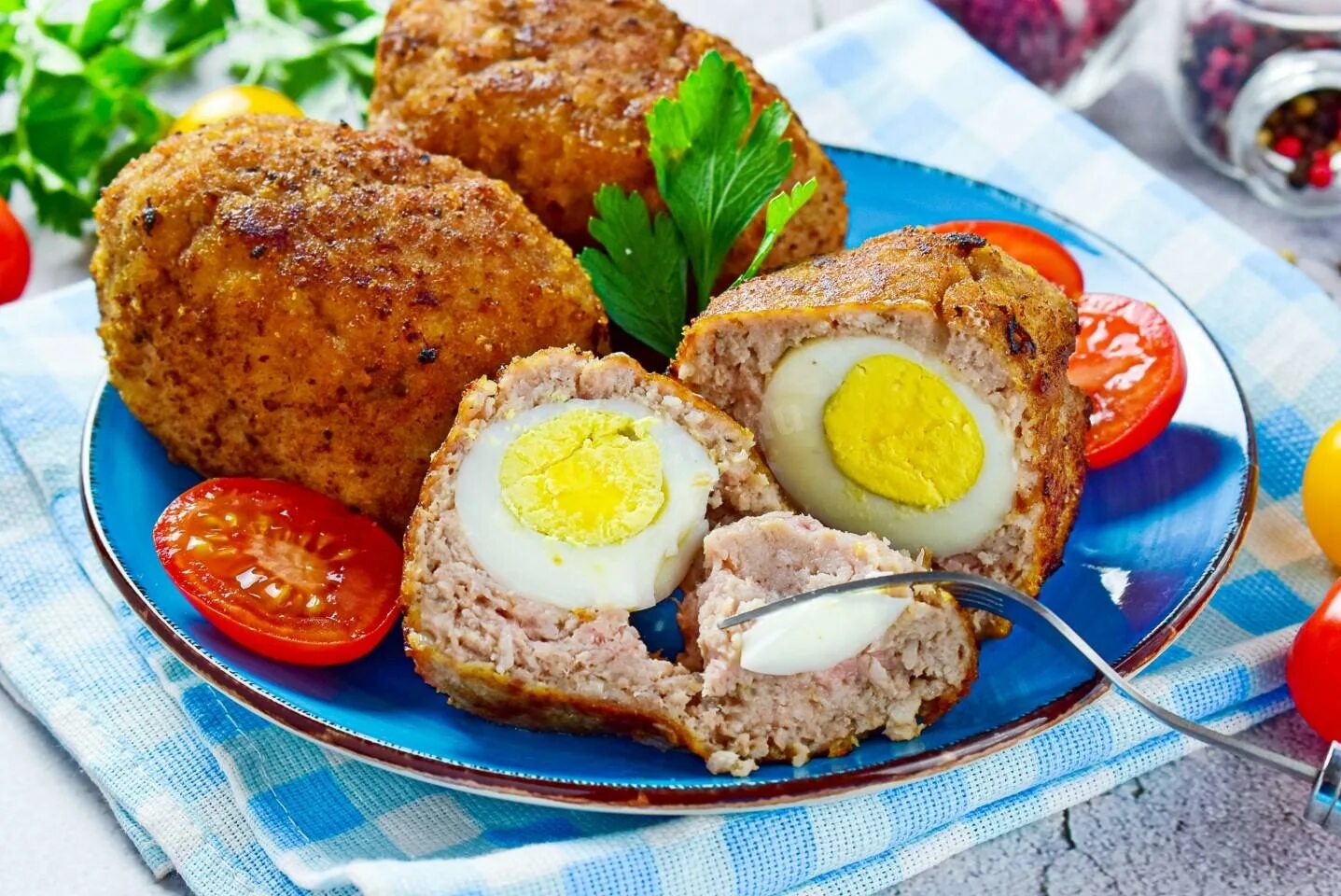 Котлеты внутри яйцо рецепт с фото Котлеты с яйцом внутри рецепт фото пошагово и видео - 1000.menu