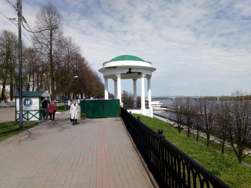 Которосльная набережная фото Главное - выжить: туристы просят мэрию Ярославля проснуться