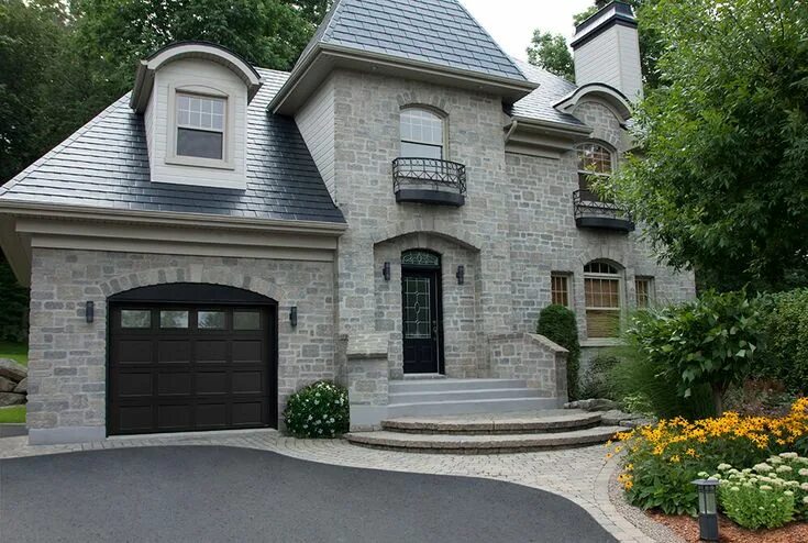 Коттеджи из серого кирпича фото All Styles of Garage Doors Garaga Garage door styles, Black garage doors, Garage