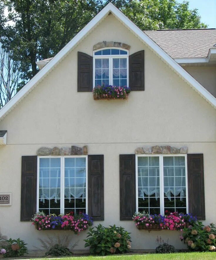 Коттеджи окна фото Modern White House with Black Shutters