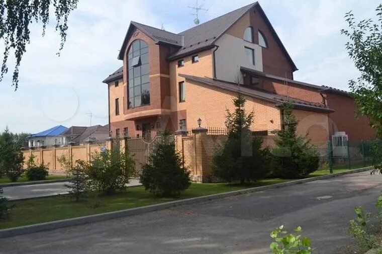 Коттеджи в тюмени фото В Тюмени продают коттедж со SPA-комплексом за 100 млн рублей. Фото